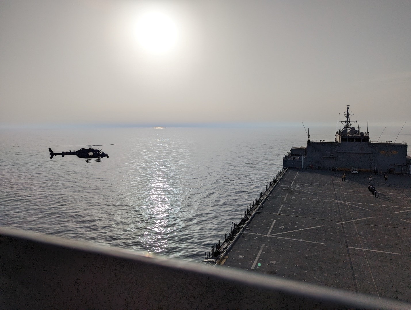 سفينة تابعة للبحرية الأمريكية تدعم تدريب الطيارين الإماراتيين في الخليج العربي